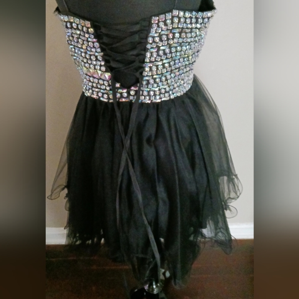 Party Dresses - Picture 2 of 4